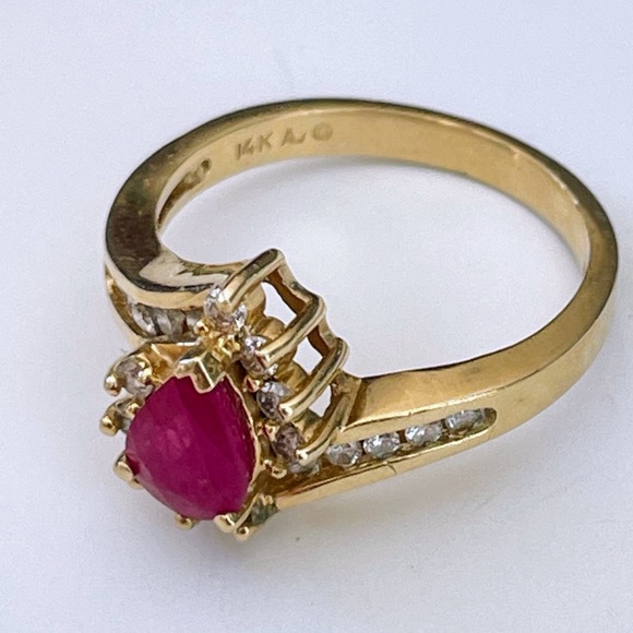 Pear cut ruby ring accented by diamonds on a 14k yellow gold band size 7 - Picture 3 of 3